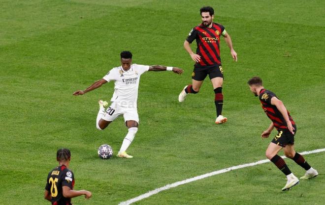 他在场上展 他在场上展